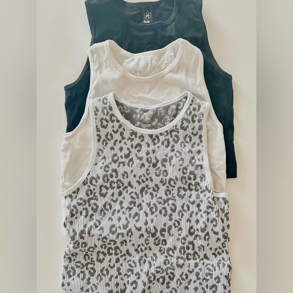 Tank tops - Picture 2 of 3
